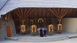 Los fieles católicos rezan en el lugar de las supuestas apariciones marianas cerca de Litmanovà, Eslovaquia.