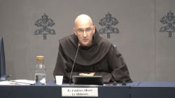 El fray Frédéric-Marie Le Méhauté, ministro provincial de la provincia franciscana de Francia y Bélgica, presenta «Dilexi te» en la Oficina de Prensa de la Santa Sede, el 9 de octubre de 2025.