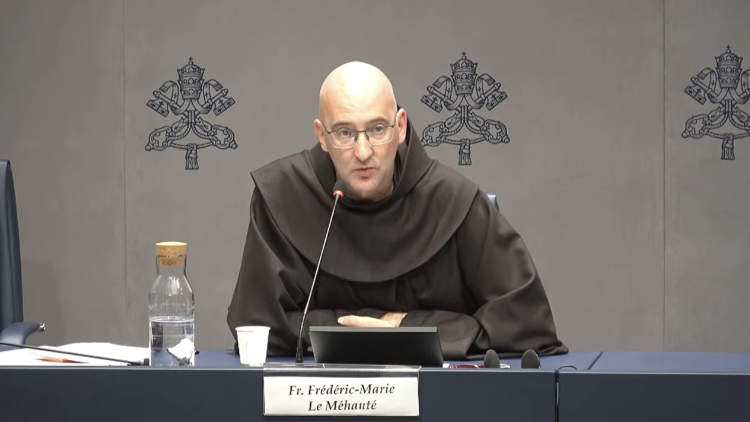 El fray Frédéric-Marie Le Méhauté, ministro provincial de la provincia franciscana de Francia y Bélgica, presenta «Dilexi te» en la Oficina de Prensa de la Santa Sede, el 9 de octubre de 2025. 