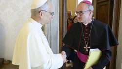 El Papa León XIV con el obispo francés Thibault Verny, nuevo presidente de la Comisión Pontificia para la Protección de Menores