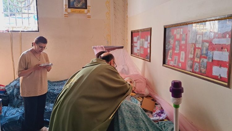 Енорийският свещеник на Газа сред вярващите от неговата енория