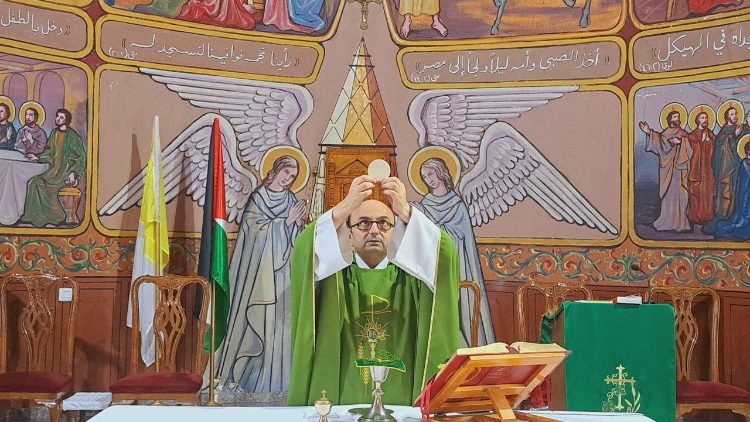 Le curé de la Sainte Famille à Gaza, le père Gabriel Romanelli, célèbre la messe.