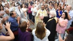 Johnny Daoud, ordinato sacerdote il 6 giugno 2026 dopo 10 anni passati come ostaggio in Siria - Copertina infos orient 11 giugno 2026