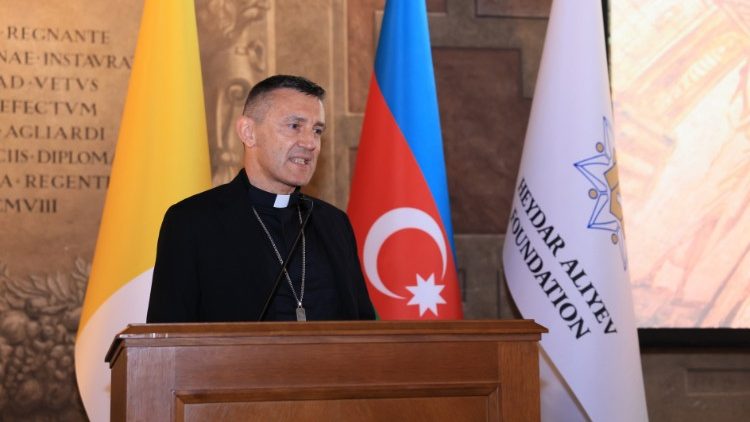 Apostol Kitabxanasının və Arxivlərinin rəhbəri Covanni &Ccedil;ezare Paqatzi 