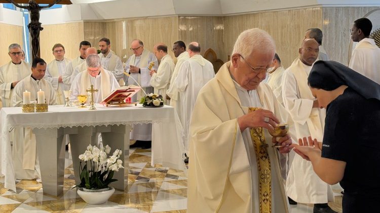 Missa na Casa Santa Marta presidida por dom Luigi Travaglino no aniversário da morte do Papa Francisco