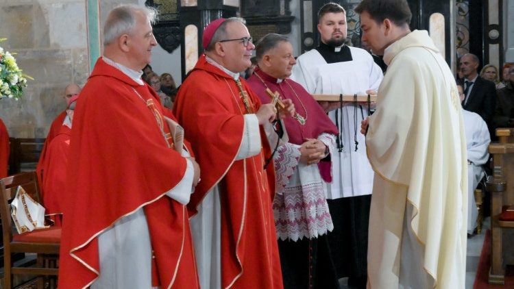 Nuncjusz Apostolski w Polsce abp Antonio Guido Filipazzi wręcza krzyże misjonarzom