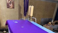 Fragmenty szkła z okien spadły na ołtarz w kościele św. Marii Magdaleny we Lwowie