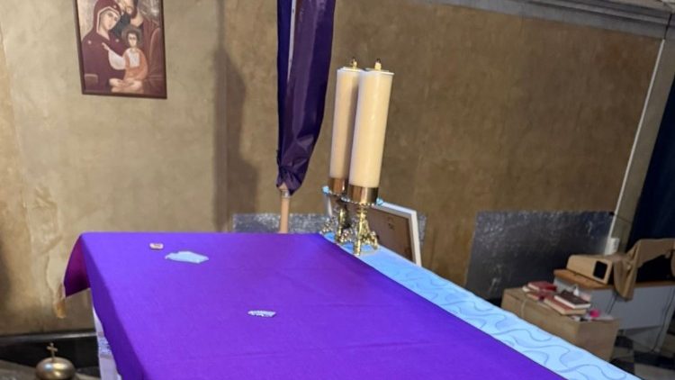 Fragmenty szkła z okien spadły na ołtarz w kościele św. Marii Magdaleny we Lwowie