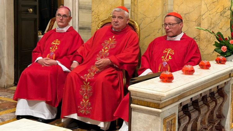 Abp Andrzej Przybylski, kard. Konrad Krajewski i kard. Grzegorz Ryś podczas czuwania przed przyjęciem paliuszy z rąk Papieża
