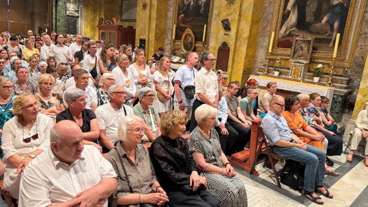 Wierni w kościele św. Stanisława w Rzymie na czuwaniu z metropolitami