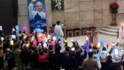 Niños y jóvenes polacos participan en una de las misas de Adviento "Rorate" 