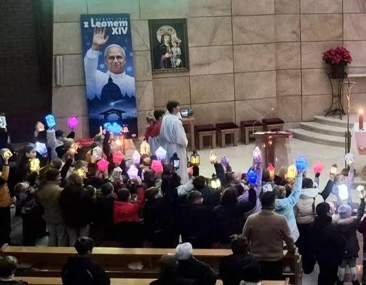 Niños y jóvenes polacos participan en una de las misas de Adviento "Rorate" 