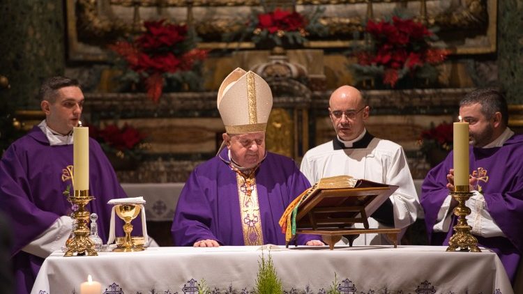 Kard. Stanisław Dziwisz koncelebrował Mszę św. za ojczyznę wraz z ks. Tomaszem Jaroszem, administratorem kościoła i Hospicjum św. Stanisława BM w Rzymie oraz ks. Mateuszem Wójcikiem, dyrektorem Domu Polskiego Jana Pawła II (Jan Rzepka)