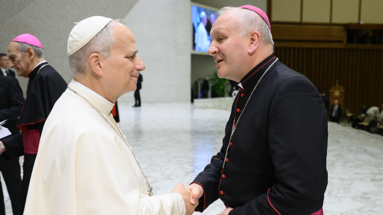 Bp Łukasz Buzun podczas rozmowy z Leonem XIV