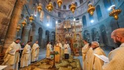 Velikonoční vigilie v Bazilice Božího hrobu v Jeruzalémě