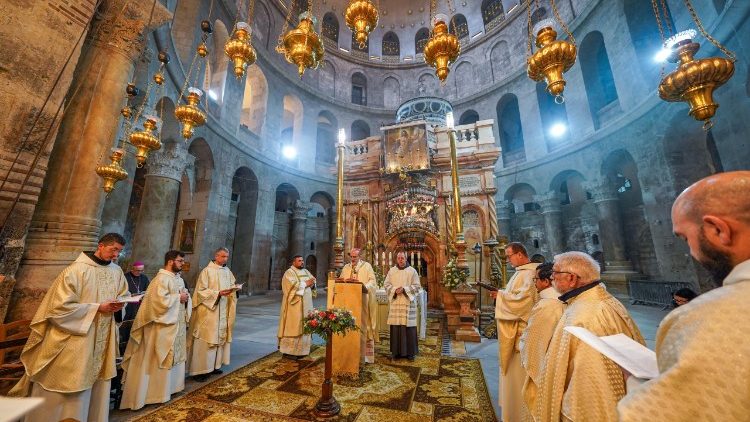 Velikonoční vigilie v Bazilice Božího hrobu v Jeruzalémě