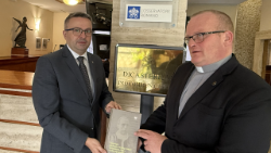 ks. dr. Adam Szpotański oraz dr Sebastian Pilarski, dyrektor Biura Badań Historycznych IPN