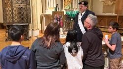 Modlitwa przed relikwiami rodziny Ulmów w diecezji Columbus