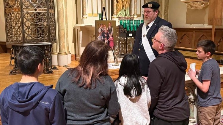 Modlitwa przed relikwiami rodziny Ulmów w diecezji Columbus