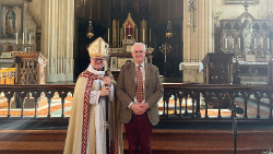 Robin Ward przyjęty do Kościoła w Opactwie Benedyktynów św. Michała w Farnborough przez jego opata, benedyktyna o. Cuthberta Brogana
