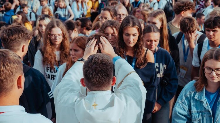 Kapłańskie błogosławieństwo (&copy; Fundacja „Dzieło Nowego Tysiąclecia)