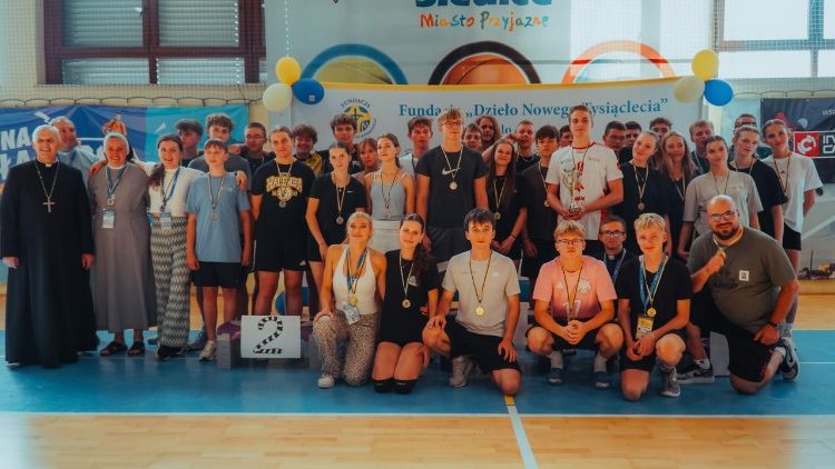 Młodzi sportowcy nagrodzeni (&copy; Fundacja „Dzieło Nowego Tysiąclecia)