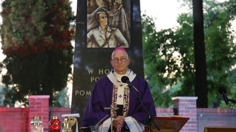 Abp Adrian Galbas podczas Mszy Świętej na Cmentarzu Wolskim w 82. rocznicę wybuchu Powstania Warszawskiego