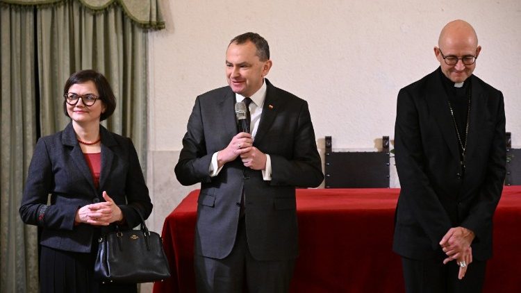 Ambasador Adam Kwiatkowski z małżonką i abp Adrian Galbas 