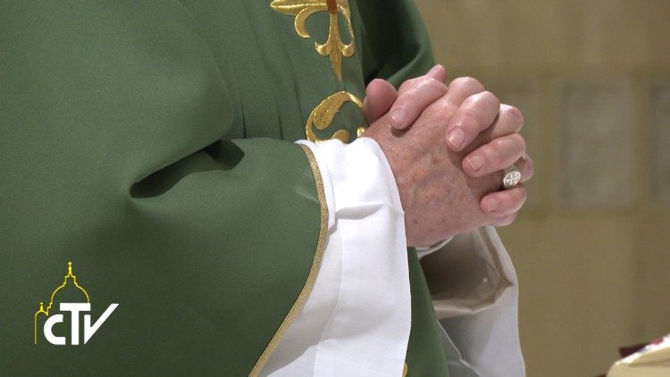 Papa durante celebração na Capela da Casa Santa Marta