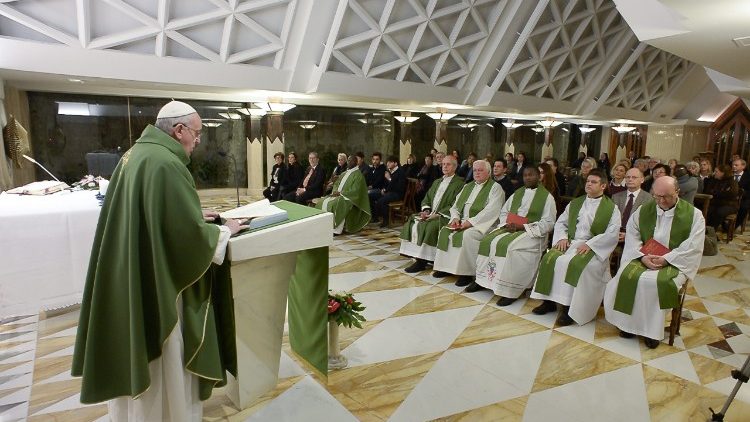 Papa celebra na Capela da Casa Santa Marta