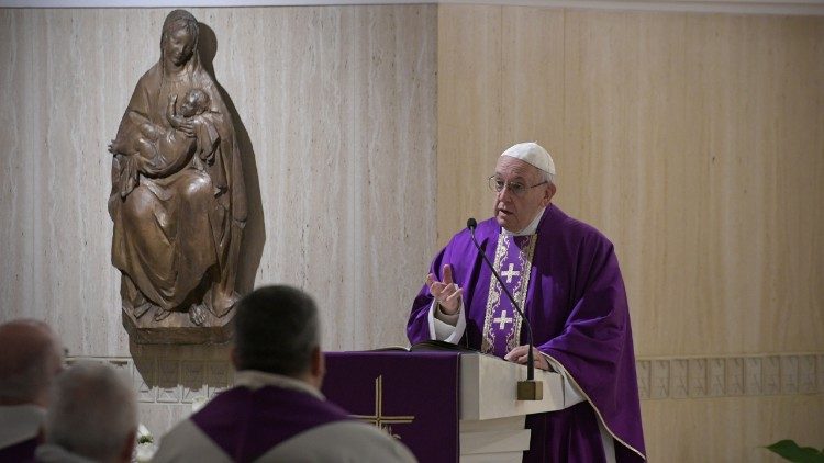 Papst Franziskus bei der Frühmesse am Montag