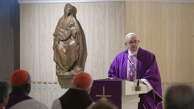 Papa Francisco durante Missa na capela da Santa Marta
