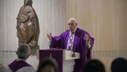 El Papa Francisco celebra la misa matutina en la capilla de la Casa de Santa Marta