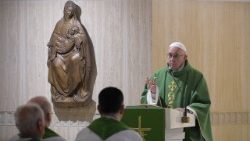 El Santo Padre en la capilla de la Casa de Santa Marta.