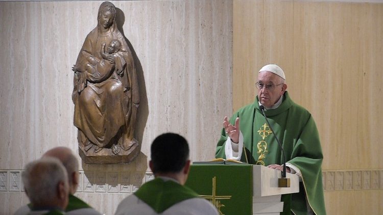 El Santo Padre en la capilla de la Casa de Santa Marta.