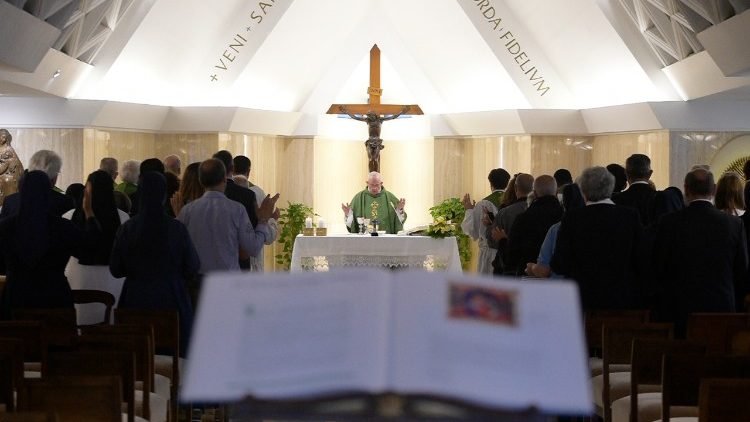 Papa Francesco celebra la Messa a Casa Santa Marta