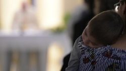 Kleiner Besucher der Papstmesse an diesem Freitag