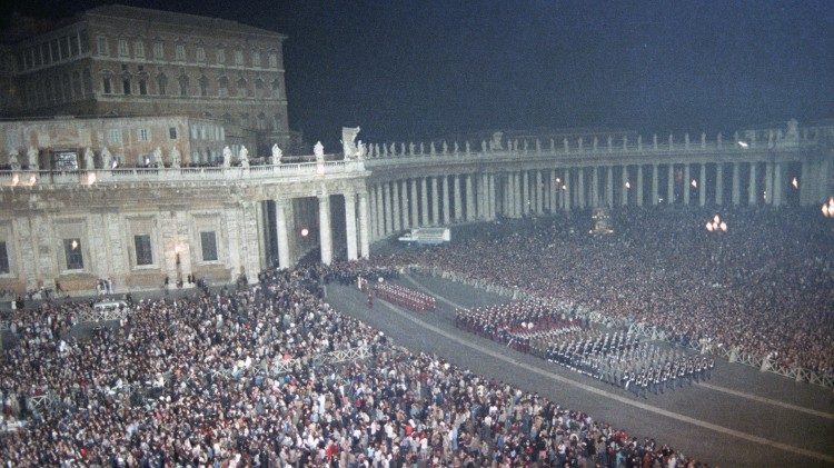 Les fidèles réunis place Saint-Pierre le 16 octobre 1978, lors de l'élection de Jean-Paul II
