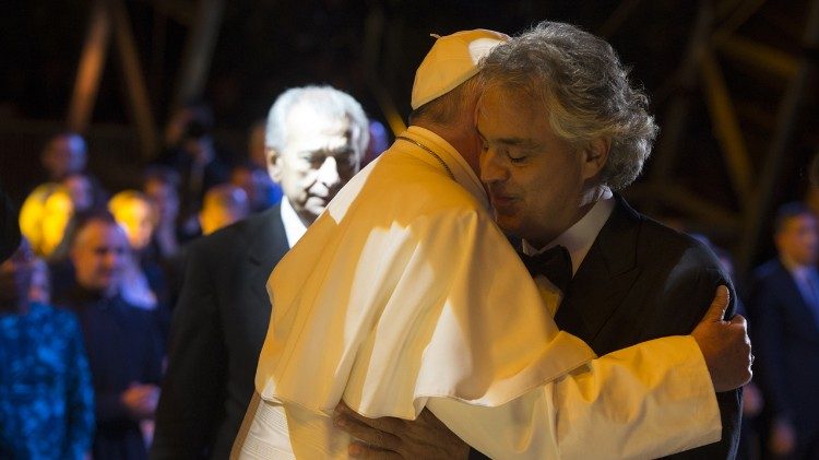 O abraço do Papa Francisco a Andrea Bocelli nos Estados Unidos, em 2015 