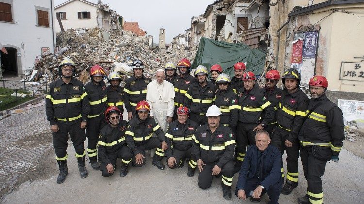Papa Francisko akiwa na wanajeshi wa kikosi cha Zima moto mwaka 2016