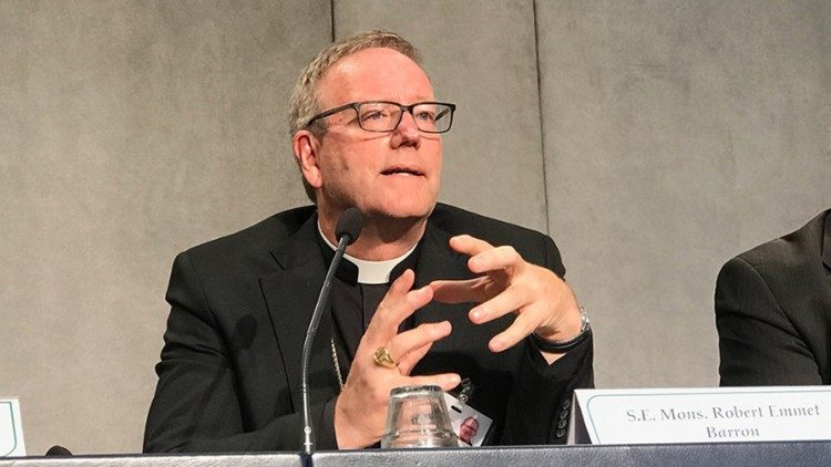 Bp Robert Barron podczas synodu jako delegat Episkopatu USA