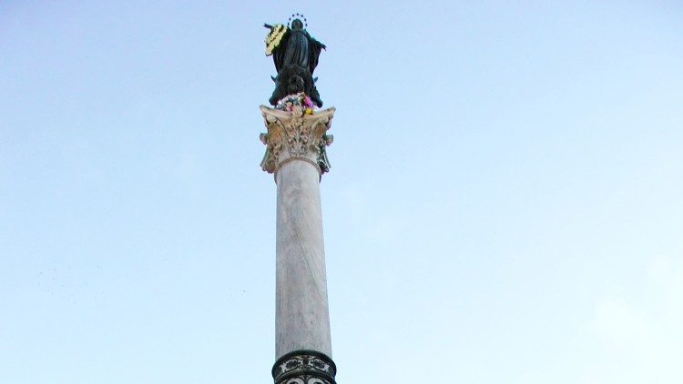 A imagem da Imaculada Conceição na Praça de Espanha, em Roma