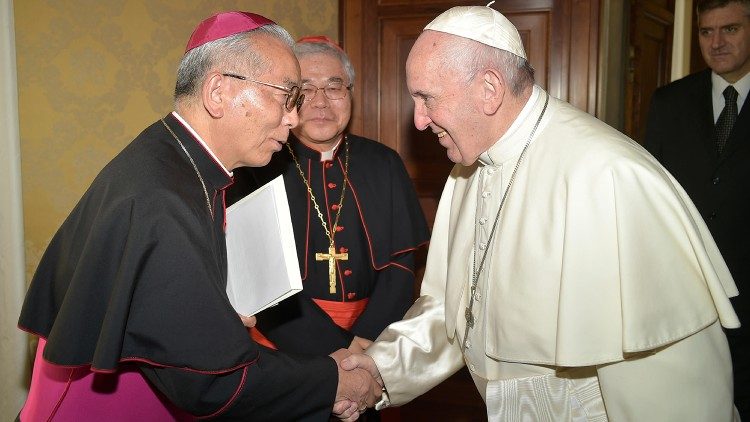 Mgr Joseph-Mitsuaki Takami avec le Pape François. 