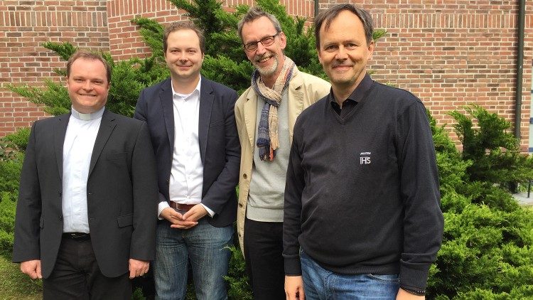 Waldmüller, Chwalek und Lichter (v.l.) 2018 mit dem damaligen Leiter des deutschen Programms von Radio Vatikan, Pater Bernd Hagenkord SJ