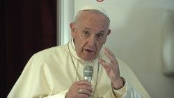 Le Pape s'adressant aux journalistes lors de la traditionnelle conférence de presse aérienne. 