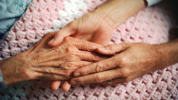 Der Papst lädt dazu ein, den Schwerkranken "liebevolle und christliche Begleitung" zukommen zu lassen