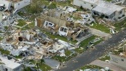 നാശം വിതച്ച കൊടുങ്കാറ്റ് കടന്നുപോയിടം - ഒരു ആകാശദൃശ്യം