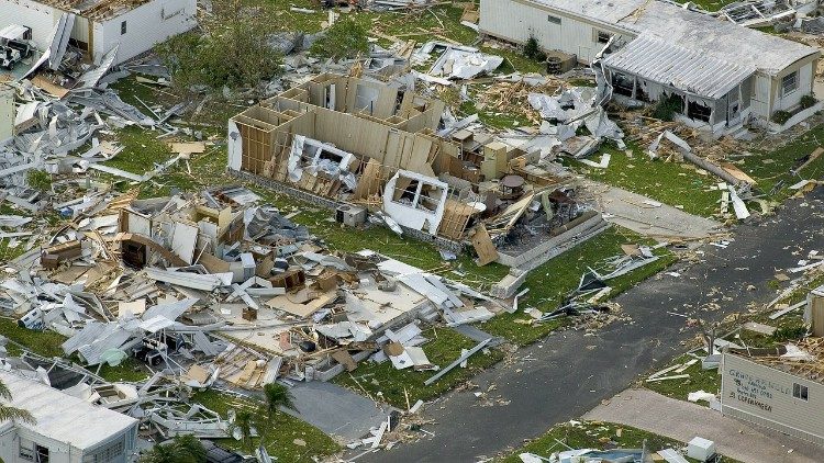 നാശം വിതച്ച കൊടുങ്കാറ്റ് കടന്നുപോയിടം - ഒരു ആകാശദൃശ്യം