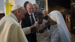 Papa visita hospital em Bangui