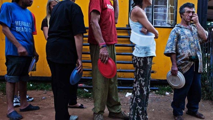 Umaskini umeenea na una sura nyingi.Sio tu kwamba unazuia matarajio ya kiuchumi ya nchi zinazoendelea,lakini pia unadhoofisha utu aliopewa na Mungu kwa kila mwanadamu kwa kuwanyima mamilioni ya mahitaji yao ya kimsingi.